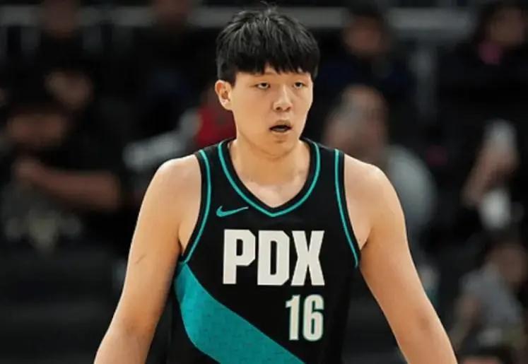 世界杯高清直播入口-杨瀚森刚猛一节又垮！首节完美辅助，次节1分钟被轰8-0，太被动了