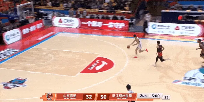 世界杯直播软件安装-陆文博抢断后一条龙快攻轻松得手，浙江队52-32领先山东20分