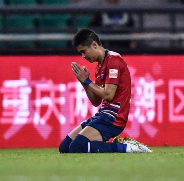 【中超】让二追三上演惊天逆转 重庆3比2胜9人河南